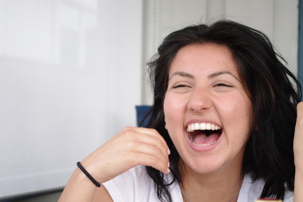 Песни смех человека. Девушка смеется фото. Дружелюбный смеется фото. Laughing Latina. Смех фото 2023.